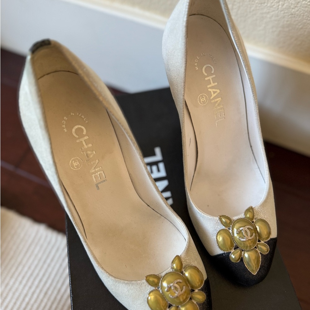 Chanel Women's Silver and Black Pumps Size 37.5 worn once indoors! - Picture 2 of 7